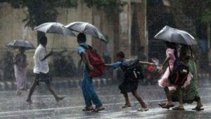Heavy Rains: అల్పపీడన నేపథ్యంలో ఏపీలోని ఆ జిల్లాలకు భారీవర్షాల హెచ్చరిక.. రేపు స్కూళ్లకు సెలవు