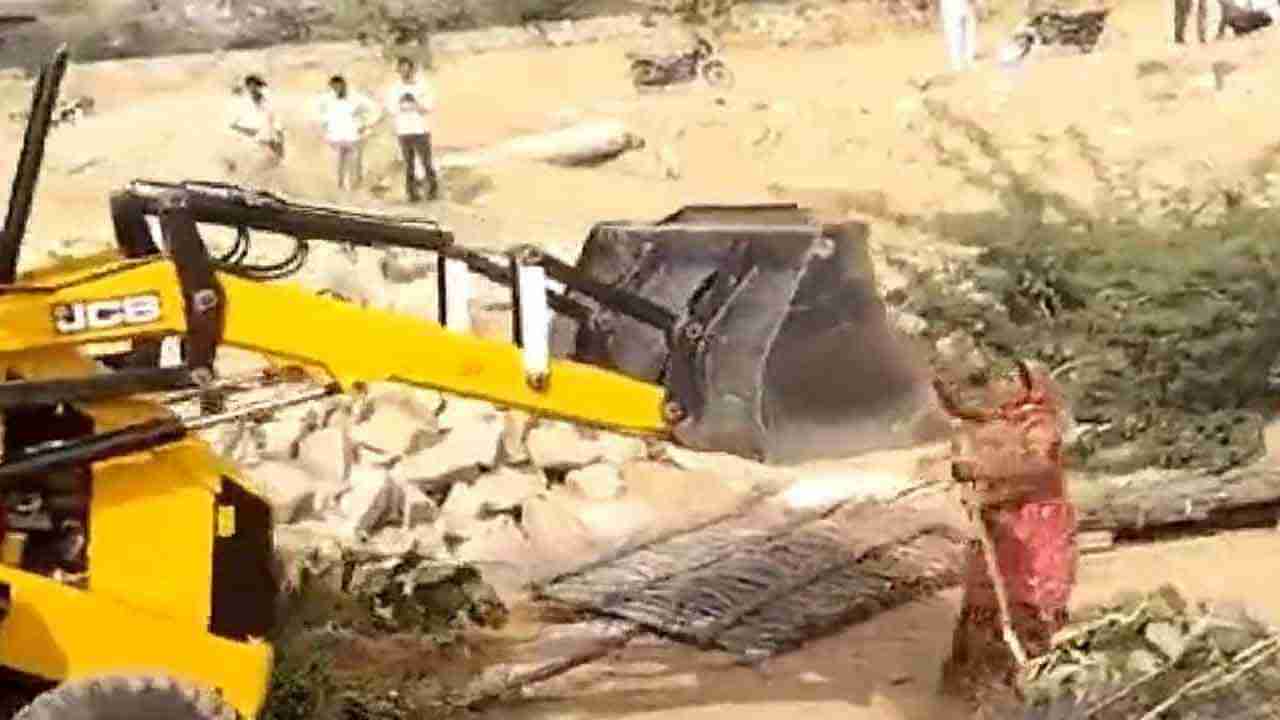 Viral video: రాజస్థాన్‎లో ఘోరం.. మహిళను జేసీబీతో ఢీకొట్టేందుకు యత్నం.. వైరలైన వీడియో..