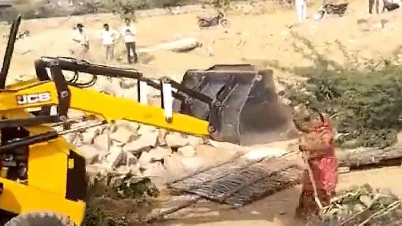 Viral video: రాజస్థాన్‎లో ఘోరం.. మహిళను జేసీబీతో ఢీకొట్టేందుకు యత్నం.. వైరలైన వీడియో..
