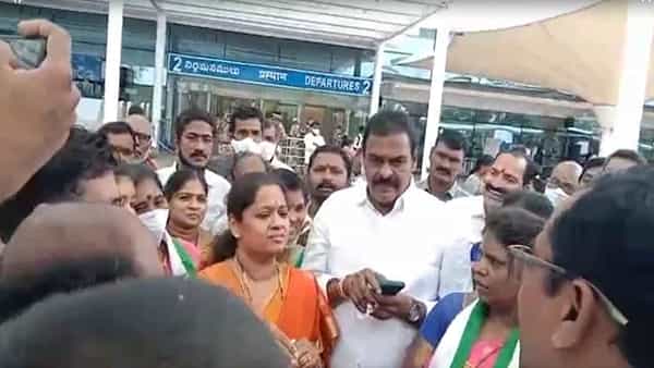 MLA Rapaka: రాజోలు YCP ఇన్ఛార్గా జనసేన ఎమ్మెల్యే.? కార్యకర్తలు సంబరాలు.. పాల్గొన్న అమలాపురం ఎంపీ
