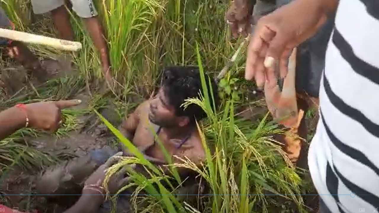 Andhra Pradesh: మహిమాన్విత నాణెం అంటూ నమ్మబలికారు.. ఆ తరువాత పోలాల్లో పడి దొర్లుతూ..