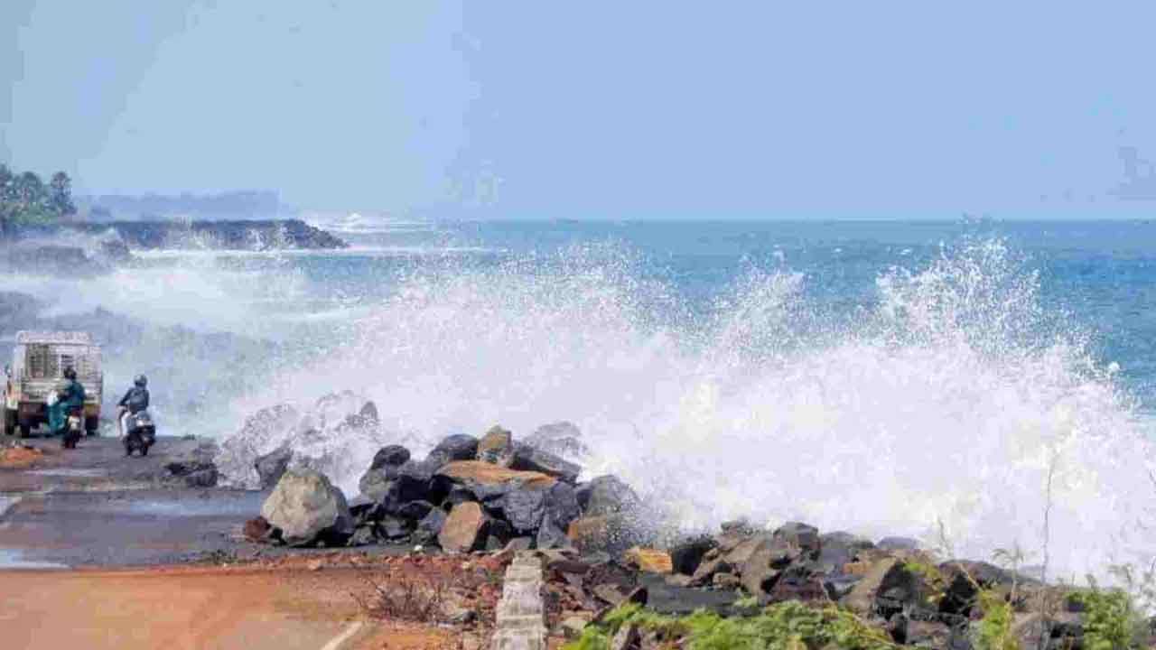 Heavy Rains: కాకినాడ ఉప్పాడ తీరంలో ముందుకు చొచ్చుకొచ్చిన సముద్రం.. తీర ప్రాంత వాసుల్లో టెన్షన్ టెన్షన్