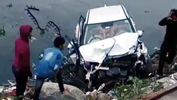 Hyderabad: హుస్సేన్ సాగర్లోకి దూసుకెళ్లిన కారు.. టిఫిన్ చేయడానికి వెళ్తుండగా ప్రమాదం..