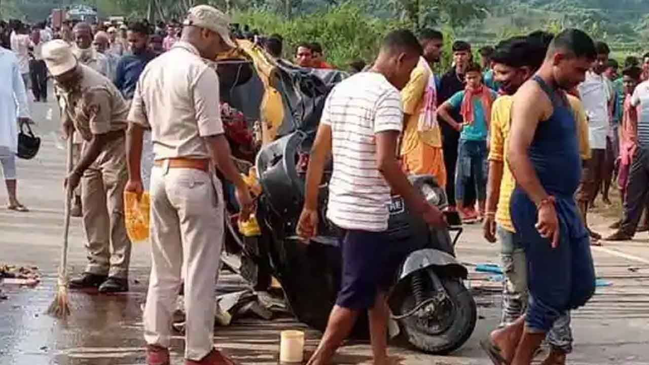 Road Accident: ఛత్‌పూజ చేసుకొని ఇంటికి వెళుతుండగా.. ఘోర రోడ్డు ప్రమాదం.. 9 మంది దుర్మరణం