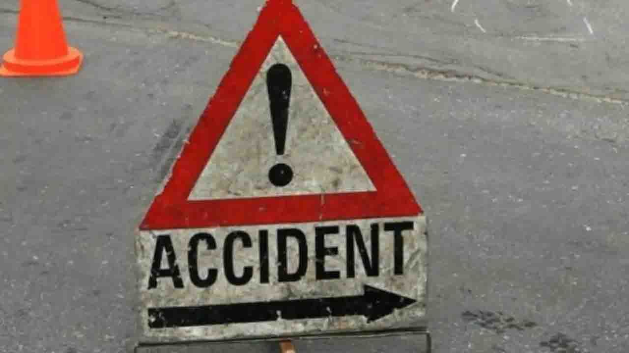 AP Road Accident: ఏపీలో రెండు వేర్వేరు రోడ్డు ప్రమాదాలు.. చెరువులోకి దూసుకెళ్లిన ఆర్టీసీ బస్సు.. బ్రిడ్జి పైనుంచి పడ్డ లారీ