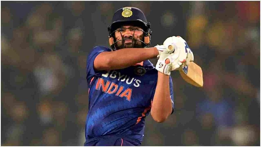 అంతర్జాతీయ టీ20 కెరీర్లో విరాట్ కోహ్లీ ప్రస్తుతం 3227 పరుగులు చేయగా, రోహిత్ శర్మ 3141 పరుగులు చేశాడు. విరాట్ కోహ్లీకి రోహిత్ శర్మ 87 పరుగుల దూరంలో ఉన్నాడు. న్యూజిలాండ్తో జరిగే మూడో టీ20లో రోహిత్ శర్మ బ్యాటింగ్లో ఈ రికార్డును బ్రేక్ చేసే ఛాన్స్ ఉంది.