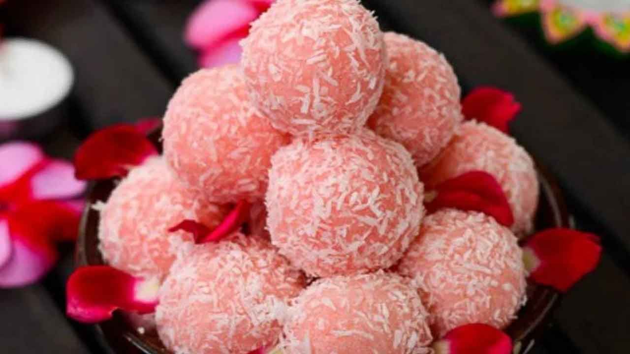 Coconut Rose Ladoo: రుచికరమైన రోజ్ కొబ్బరి లడ్డును ఇంట్లోనే చేసుకోవచ్చు.. ఎలా చేయాలో తెలుసా..