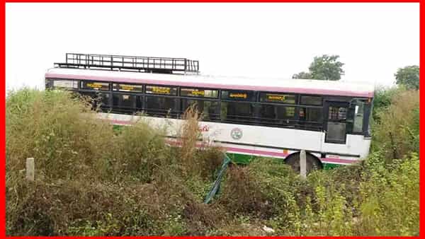 Road Accident: ఆర్టీసీ బస్సు డ్రైవర్కు ఫిట్స్.. పంట పొలాల్లోకి దూసుకెళ్లిన బస్సు.. త్రుటిలో తప్పిన ప్రమాదం!