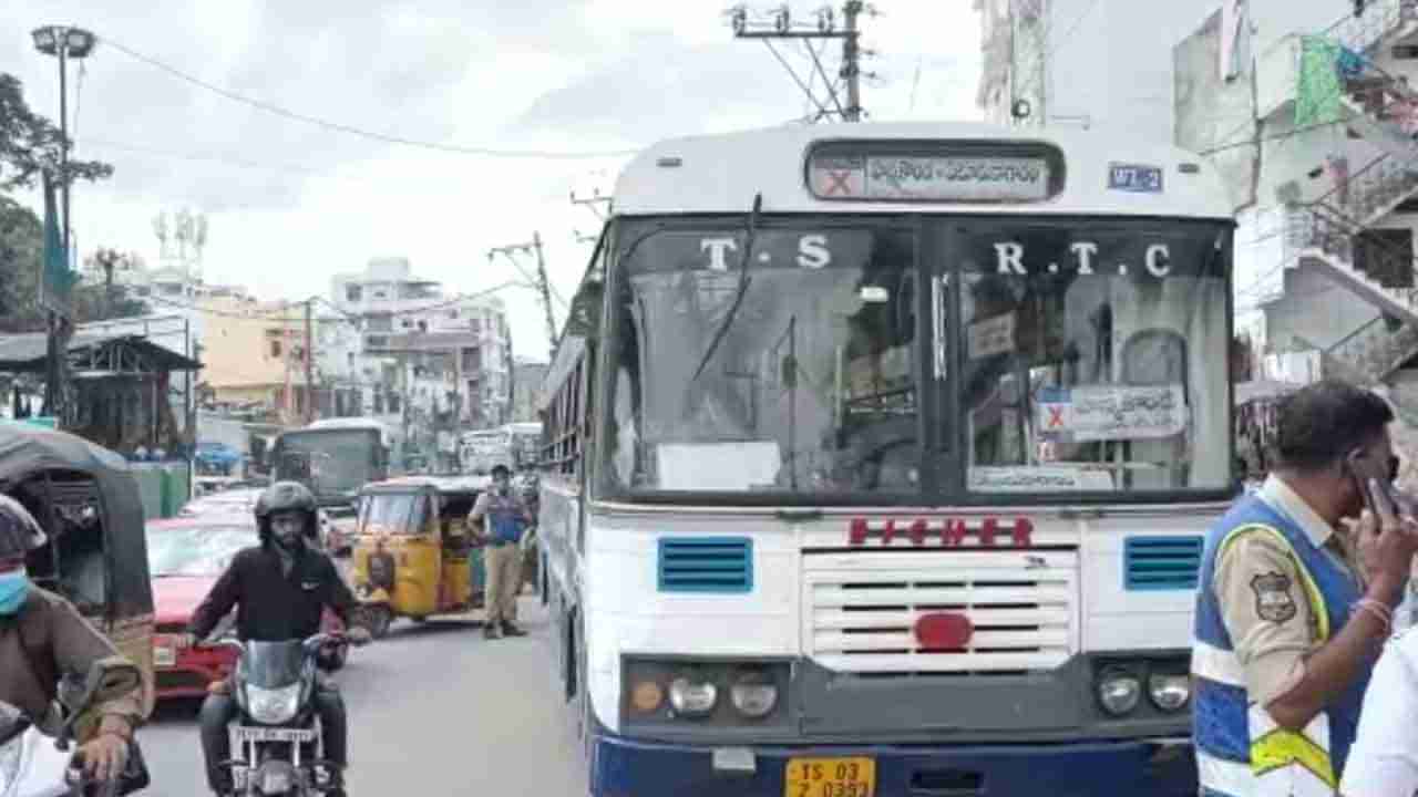 RTC Bus Driver: బస్సు రన్నింగ్‌లో ఉండగా డ్రైవర్‌కు గుండెపోటు.. సమయస్పూర్తితో పెను ప్రమాదాన్ని తప్పించిన డ్రైవర్