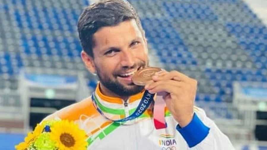 41 ఏళ్ల నిరీక్షణ తర్వాత భారత్కు ఒలింపిక్ పతకం సాధించడంలో కీలక పాత్ర పోషించిన స్టార్ డ్రాగ్-ఫ్లిక్కర్ ఈరోజు అంటే నవంబర్ 11న తన 31వ పుట్టినరోజును నిర్వహించుకుంటున్నాడు. భారత్ తరఫున 223 మ్యాచ్ల్లో 119 గోల్స్ చేసిన ఈ ఆటగాడు సెప్టెంబర్లో రిటైర్మెంట్ ప్రకటించాడు.
