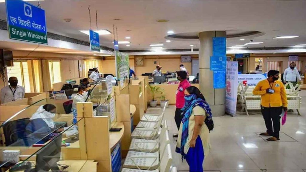 SBI Bank: షార్ట్ వేసుకుని ఎస్బిఐ బ్యాంకులోకి వచ్చిన వ్యక్తి.. అది గమనించిన సిబ్బంది ఏం చేశారంటే..! SBI Bank: షార్ట్ వేసుకుని ఎస్బిఐ బ్యాంకులోకి వచ్చిన వ్యక్తి.. అది గమనించిన సిబ్బంది ఏం చేశారంటే..!
