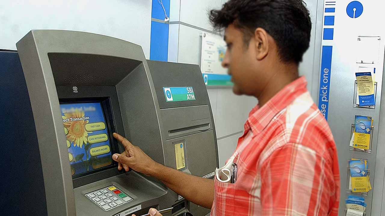 SBI ATM: మీరు ఎస్‌బీఐ ఏటీఎంకు వెళ్తున్నారా..? మీ మొబైల్‌ను వెంట ఉంచుకోండి.. ఎందుకంటే..!