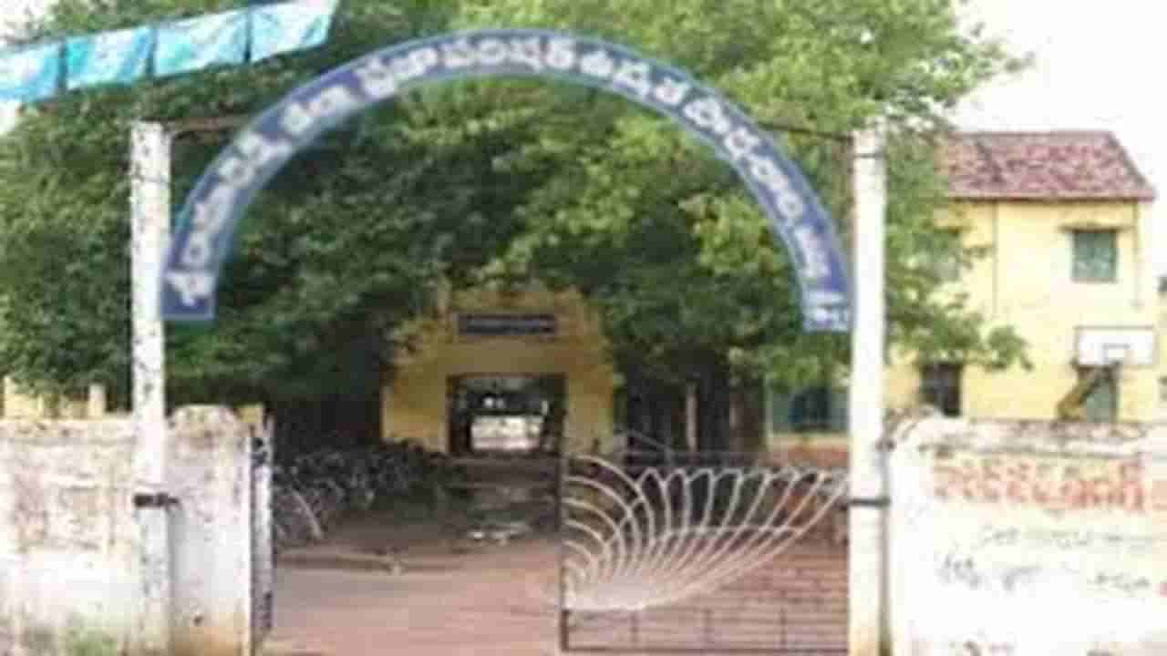 నల్లమిల్లి రామారెడ్డి జిల్లా పరిషత్ హైస్కూల్ పూర్వ విద్యార్థుల వనభోజనాలలో అశ్లీల నృత్యాలు