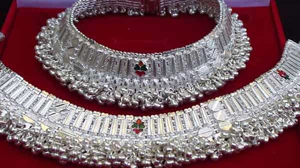 Silver Price Today: వెండి ధరలకు బ్రేకులు.. కిలో సిల్వర్ రేటు ఎంతుందంటే..?
