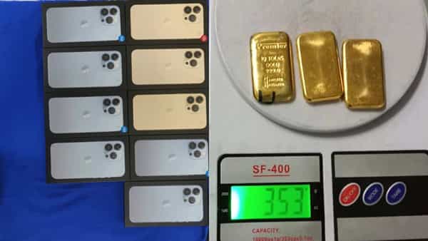 Smuggling Airport: హైదరాబాద్ ఎయిర్ పోర్ట్లో భారీగా స్మగ్లింగ్.. బంగారం, విదేశీ కరెన్సీతో పాటు ఐఫోన్ల స్వాధీనం..
