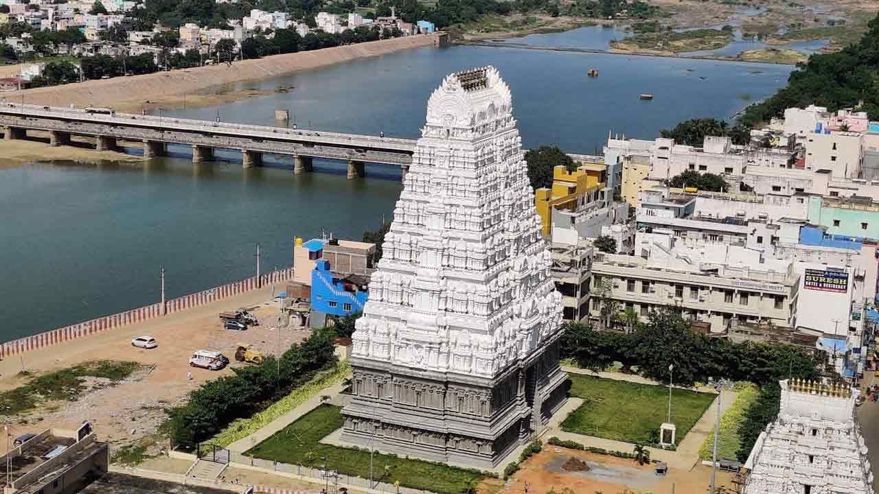 Srikalahasti: శ్రీకాళహస్తి గుడిలో అనుమానాస్ప‌దంగా క‌నిపించిన బ్యాగ్... తెరిచి చూడ‌గా..