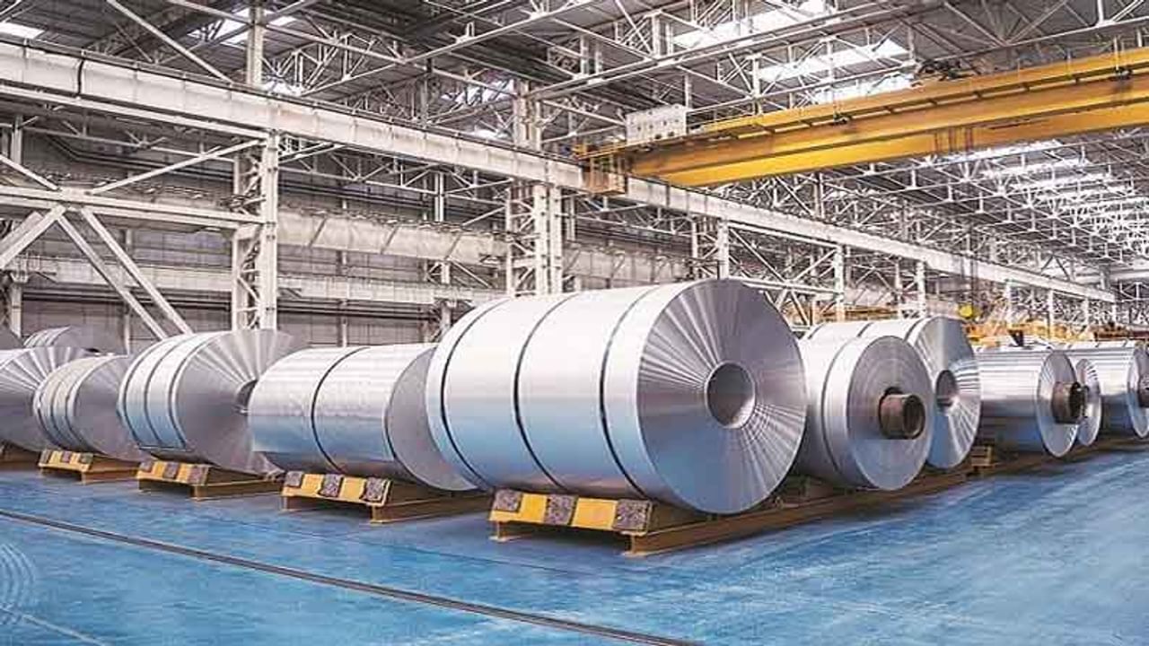 Steel Prices: ప్రస్తుత పరిస్థితుల్లో అన్ని వస్తువుల ధరలు పెరిగిపోతున్నాయి. ఇక ఉక్కు ధరలు కూడా ఎగబాకుతున్నాయి. ముఖ్యంగా కోకింగ్‌ కోల్‌ ధరలు పెరగడంతో పెరిగిన వ్యయంలో కొంత భాగాన్ని కస్టమర్లకు వడ్డిస్తున్నాయి. గత నెల రోజులుగా ఫ్లాట్‌, లాంగ్‌ ప్రొడక్ట్స్‌ ధరలు పెరుగుతున్నట్లు పరిశ్రమ వర్గాలు వెల్లడిస్తున్నాయి.