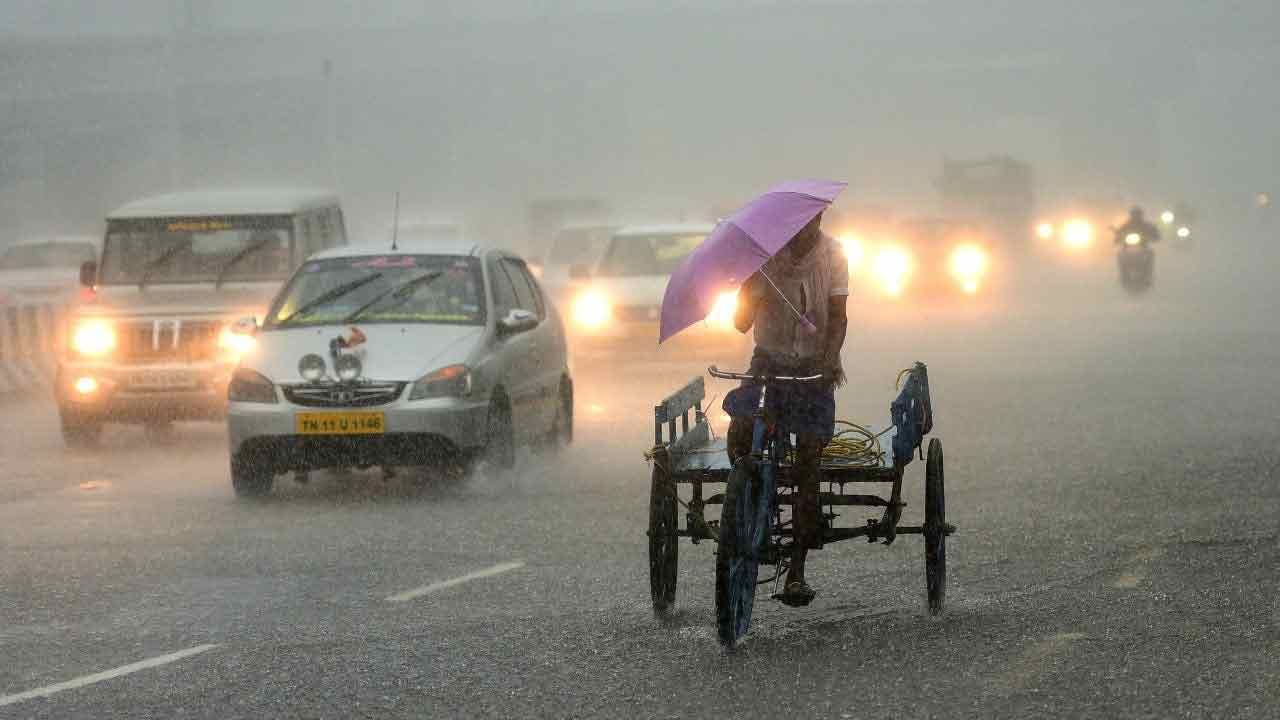 AP Weather Alert: బంగాళాఖాతంలో అల్పపీడనం.. ఏపీలో మూడు రోజులపాటు భారీ వర్షాలు..