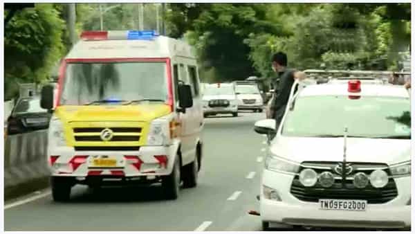 CM MK Stalin: మానవత్వాన్ని చాటుకున్న తమిళనాడు సీఎం.. కాన్వాయ్ను ఆపి అంబులెన్స్కు దారి.. స్టాలిన్పై ప్రశంసలజల్లు