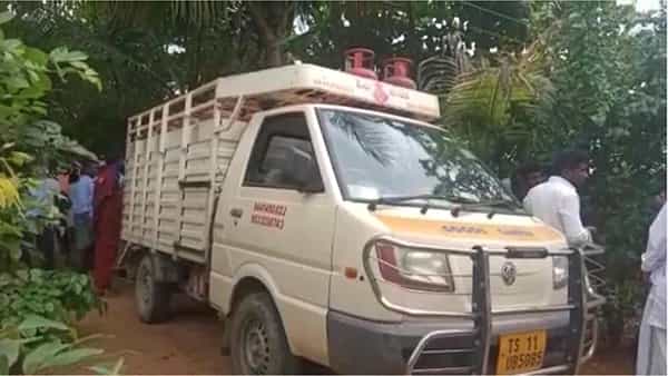 Gas Cylinder: విద్యుత్ తీగకు గ్యాస్ సిలిండర్ తగిలి.. డెలివరీ బాయ్ దుర్మరణం..