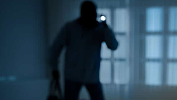 Crime News: సూటూబూటూ దొంగ.. దర్జాగా కారులో వస్తాడు.. దోచుకెళ్తాడు..