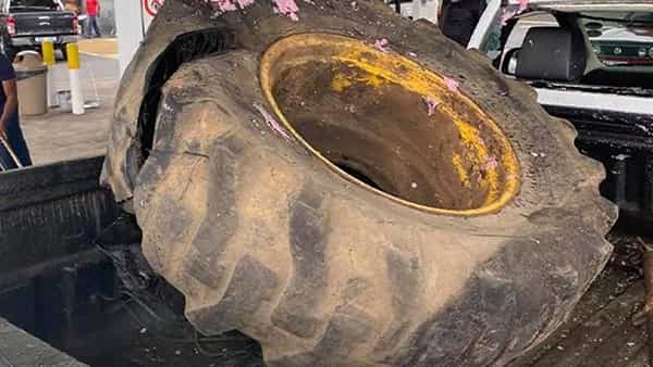 Crime News: గాలి నింపుతుండగా పేలిన ట్రాక్టర్ టైర్.. ఎగిరిపడిన బాలుడు.. విరిగిన చేతులు