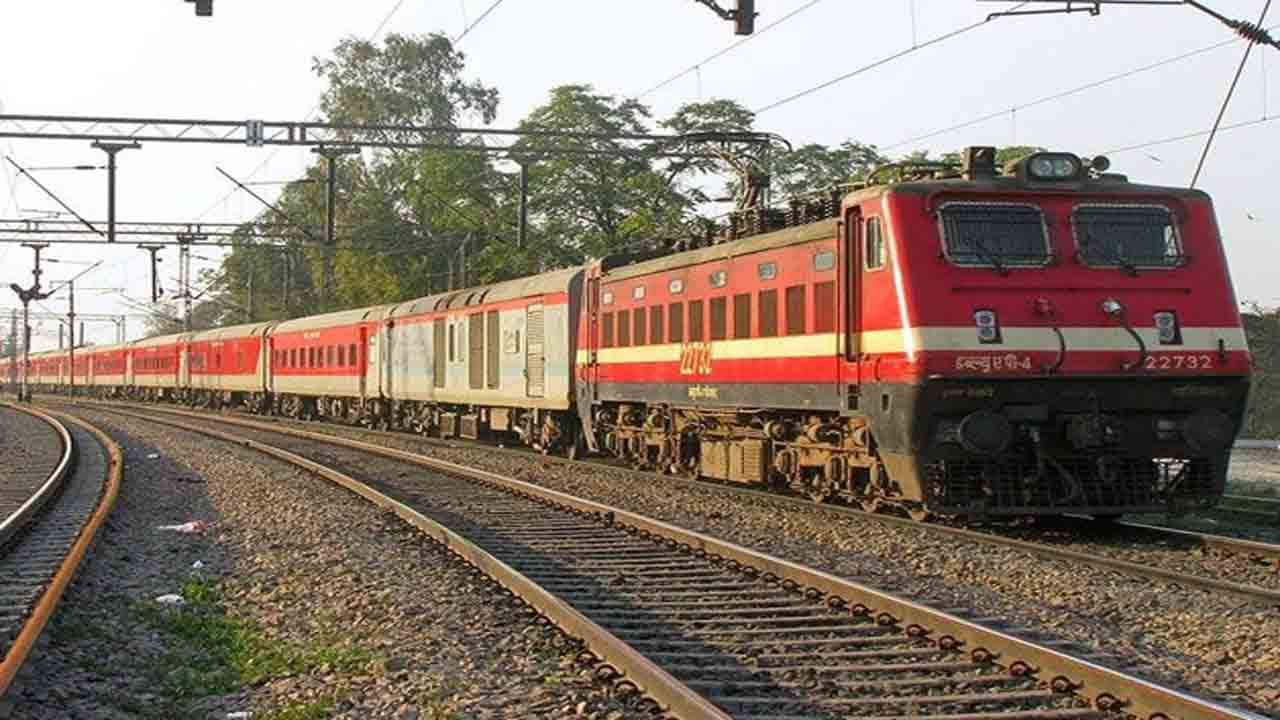 Indian Railways: రైల్వే ప్రయాణికులకు గుడ్‌న్యూస్‌.. పాత నంబర్లు, పాత ఛార్జీలతో పట్టాలపైకి..