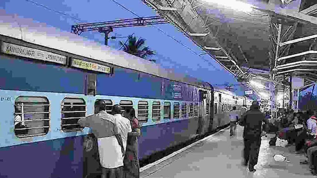 Indian Railway: రైల్వే ప్రయాణికులకు శుభవార్త.. చింతించకండి ఇకనుంచి ఆ సేవలు యధావిధిగా ప్రారంభం.. Indian Railway: రైల్వే ప్రయాణికులకు శుభవార్త.. చింతించకండి ఇకనుంచి ఆ సేవలు యధావిధిగా ప్రారంభం..