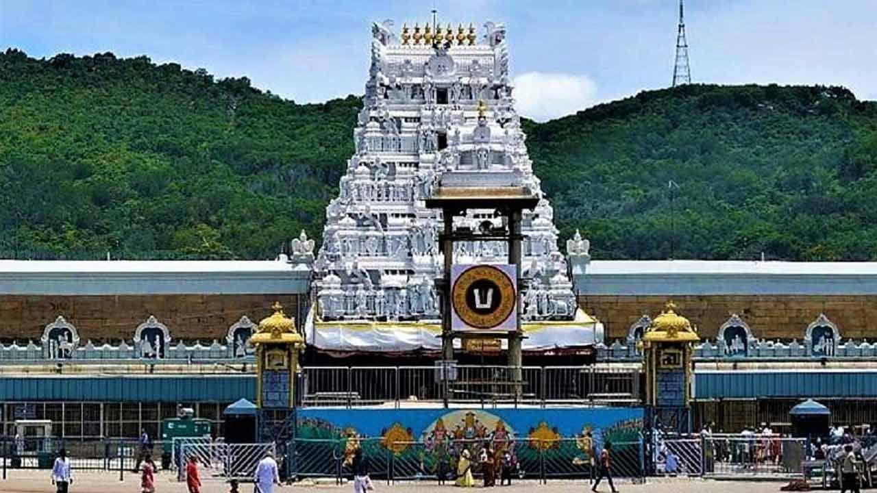 Tirumala Temple: తిరుమలకు పోటెత్తుతున్న భక్తులు.. నేడు శ్రీవారి ఆలయంలో పుష్పయాగ మహోత్సవం..