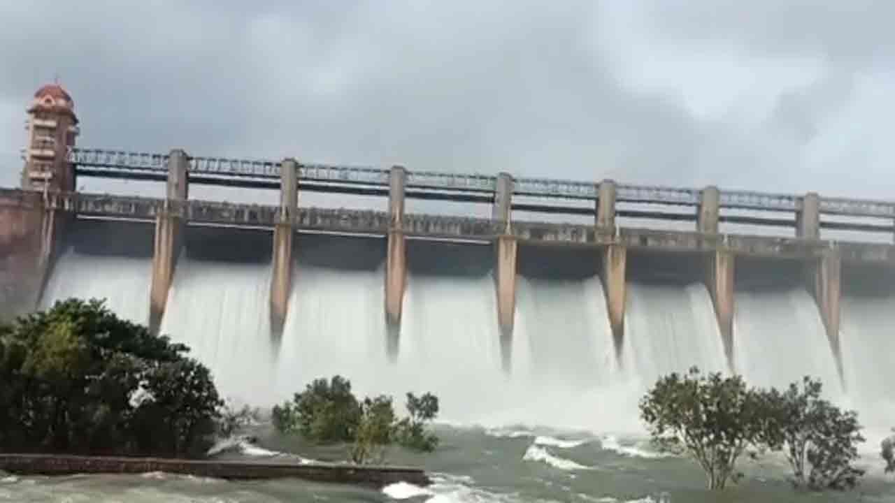 Tungabhadra River: ఉధృతంగా ప్రవహిస్తున్న తుంగభద్రానది.. నిండుకుండలా తుంగభద్రడ్యాం.. అన్నదాతలు హర్షం..