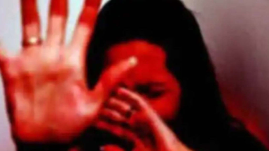 Crime News: పిల్లల కోసం దారుణం.. 16 నెలల పాటు మహిళపై అత్యాచారం.. నిందితుడికి సహకరించిన భార్య.. Crime News: పిల్లల కోసం దారుణం.. 16 నెలల పాటు మహిళపై అత్యాచారం.. నిందితుడికి సహకరించిన భార్య..