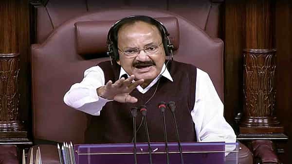 Rajya Sabha: ఎంపీల సస్పెన్షన్పై కొనసాగుతున్న రచ్చ.. క్షమాపణలు చెప్పకుండా సస్పెన్షన్ ఎత్తివేయలేంః వెంకయ్య నాయుడు