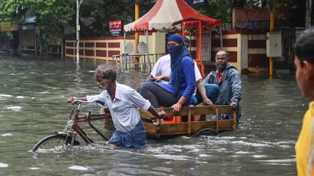 High Alert: ప్రజలెవరూ ఇళ్ల నుంచి బయటకు రావొద్దు.. రెడ్ అలర్ట్ జారీ చేసిన సర్కార్..