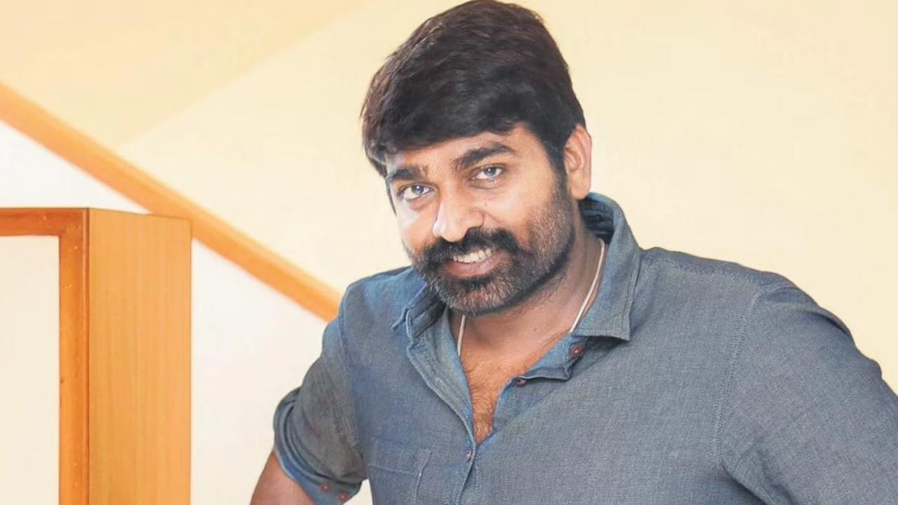 Vijay Sethupathi: ఎయిర్‏పోర్ట్‏లో విజయ్ సేతుపతికి చేదు అనుభవం.. ఎగిరి తన్నిన యువకుడు..