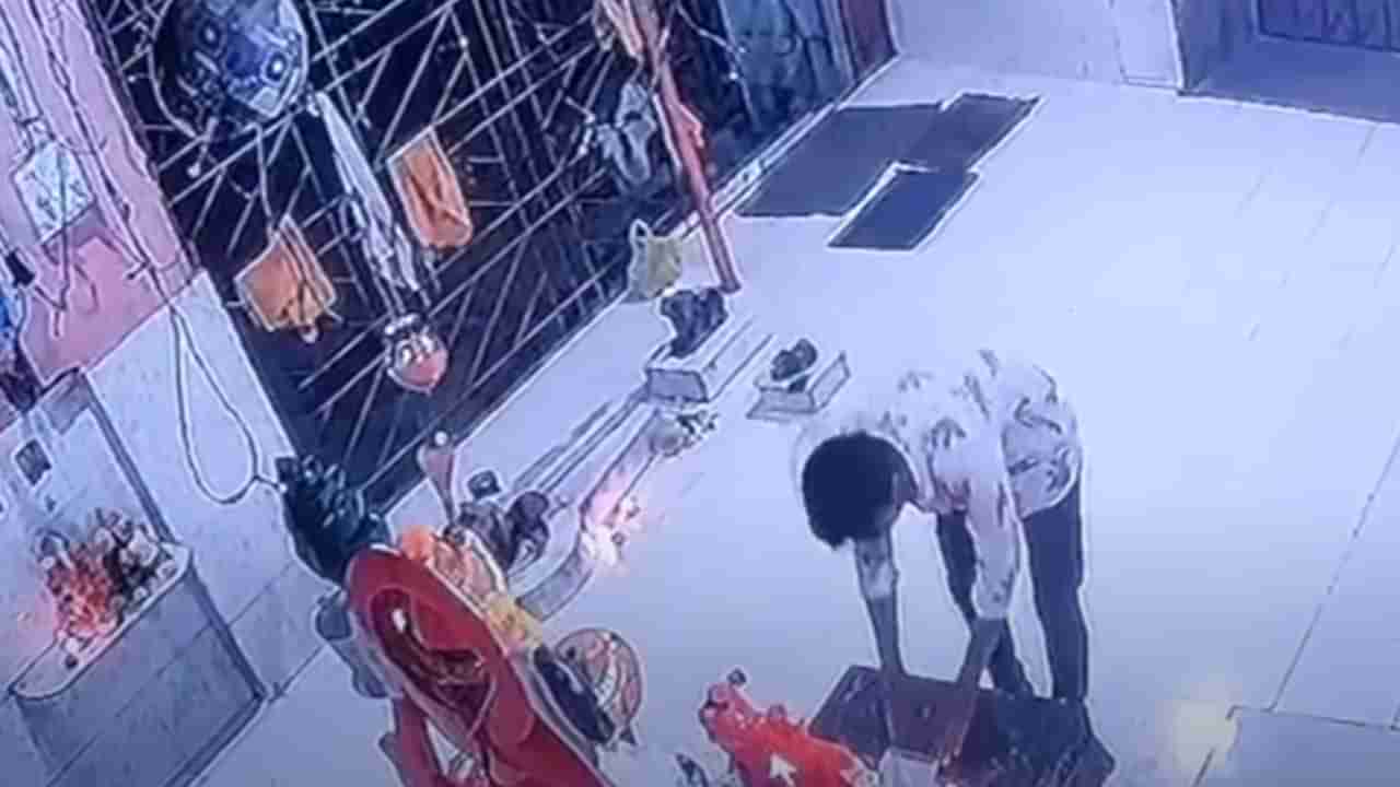 Viral Video: దేవుడికి దండం.. హుండీకి కన్నం.. వైరల్‌గా మారిన దొంగతనం..