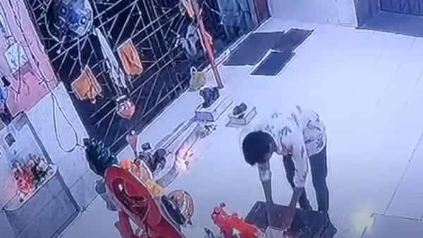 Viral Video: దేవుడికి దండం.. హుండీకి కన్నం.. వైరల్గా మారిన దొంగతనం..