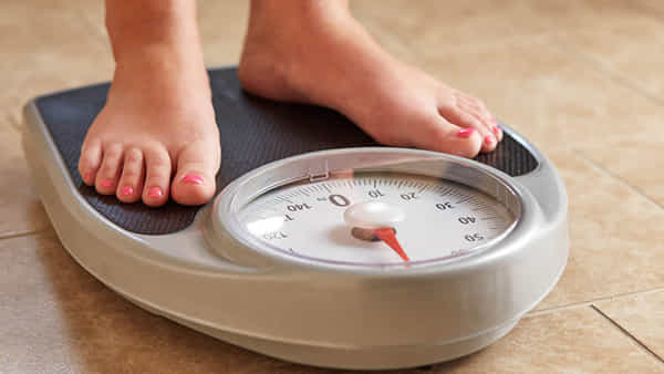 Weight Loss Tips: బరువు తగ్గాలని ట్రై చేస్తున్నారా.. వెంటనే ఈ 5 పదార్థాలను పక్కన పెట్టండి..!