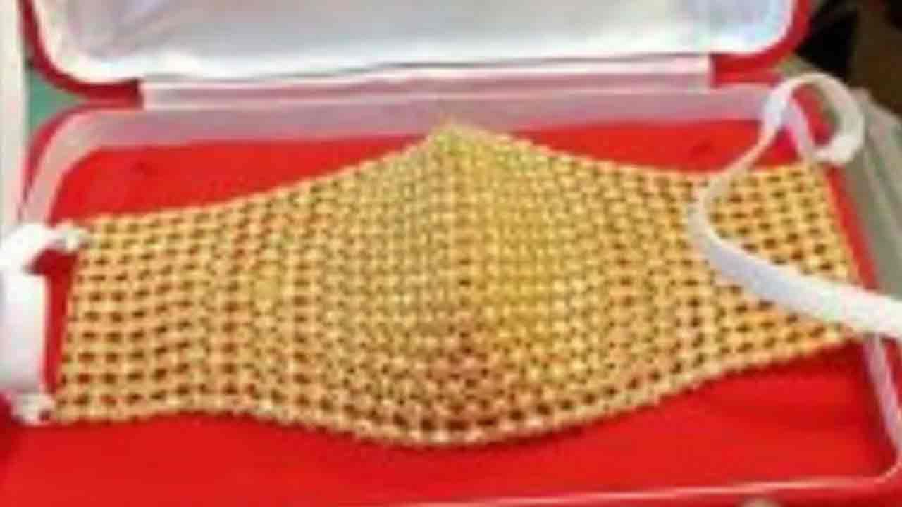 Gold Mask: దుర్గ పూజ కోసం బంగారు మాస్క్ చేయించుకున్న ఓ వ్యాపారి.. ధర తెలిస్తే షాక్..