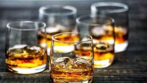 Whiskey Scotch: ఇంపోర్టెడ్ విస్కీ, స్కాచ్ తాగేవారికి గమనిక.. ఆ రాష్ట్ర ప్రభుత్వం ధరలు తగ్గించింది..