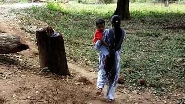 Maoist Kidnap: ఇంజనీర్ను కిడ్నాప్ చేసిన మావోయిస్టులు.. భర్త కోసం చంటి బిడ్డతో అడవిబాట పట్టిన భార్య..