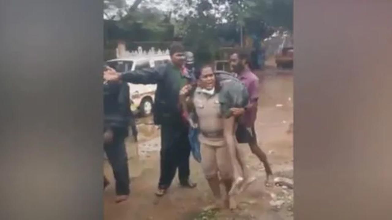 Viral Video: బాధితుడిని భుజాలపై మోసుకెళ్లిన మహిళా పోలీసు.. శభాష్ రాజేశ్వరి అంటూ ప్రశంసలు.. వైరల్‎ అయిన వీడియో..