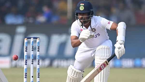 Wriddiman Saha: మెడ నొప్పి వేధిస్తున్నా నిలబడిన సాహా.. ట్విట్టర్లో ప్రశంసలు..