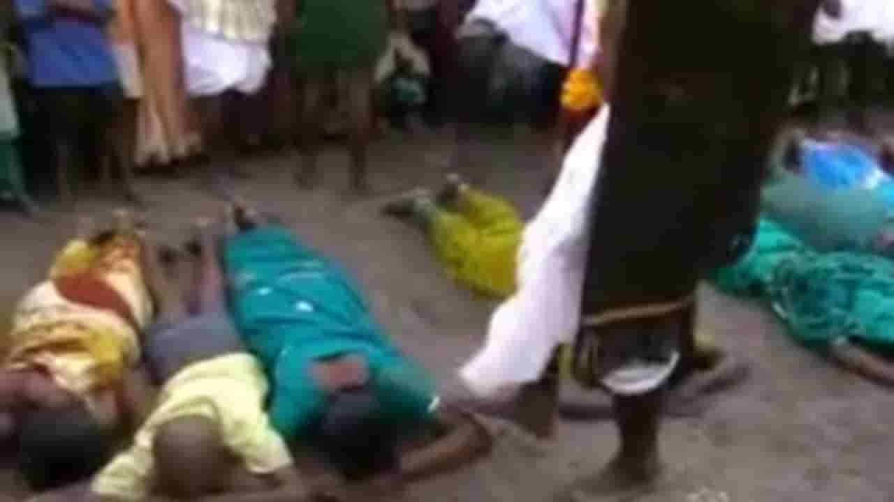 Odd Tradition: కాలితో తన్నించుకుంటే కష్టాలు హాం ఫట్.. కర్నూలు జిల్లాలో వింత ఆచారం..