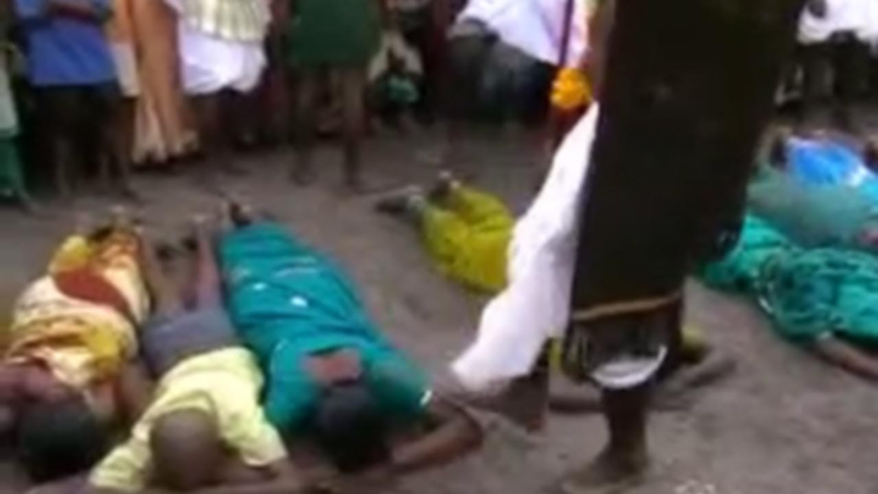 Odd Tradition: కాలితో తన్నించుకుంటే కష్టాలు హాం ఫట్‌.. కర్నూలు జిల్లాలో వింత ఆచారం..