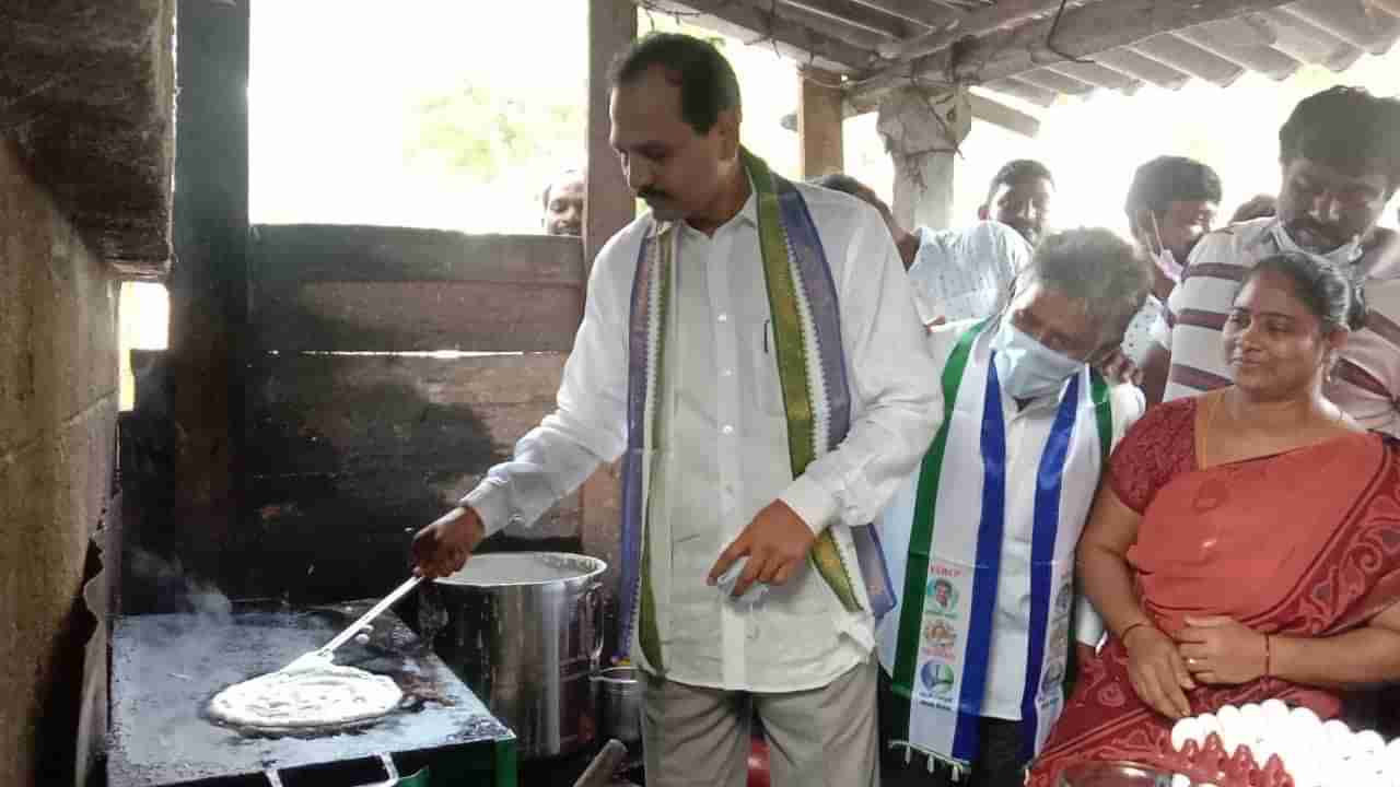 Gopireddy Srinivasareddy:  హోటల్ లో దోసెలు వేసిన నర్సరావు పేట ఎమ్మెల్యే.. ఎందుకంటే..