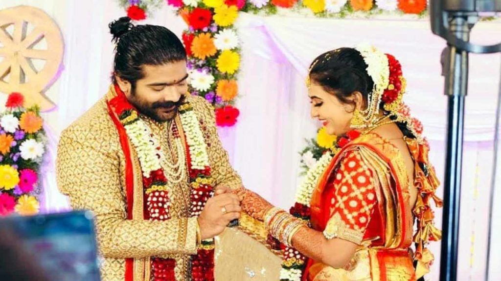 Revanth: త్వరలో పెళ్లిపీటలెక్కనున్న సింగర్ రేవంత్.. వేడుకగా ఎంగేజ్మెంట్.. అమ్మాయి ఎవరంటే.. Revanth: త్వరలో పెళ్లిపీటలెక్కనున్న సింగర్ రేవంత్.. వేడుకగా ఎంగేజ్మెంట్.. అమ్మాయి ఎవరంటే..