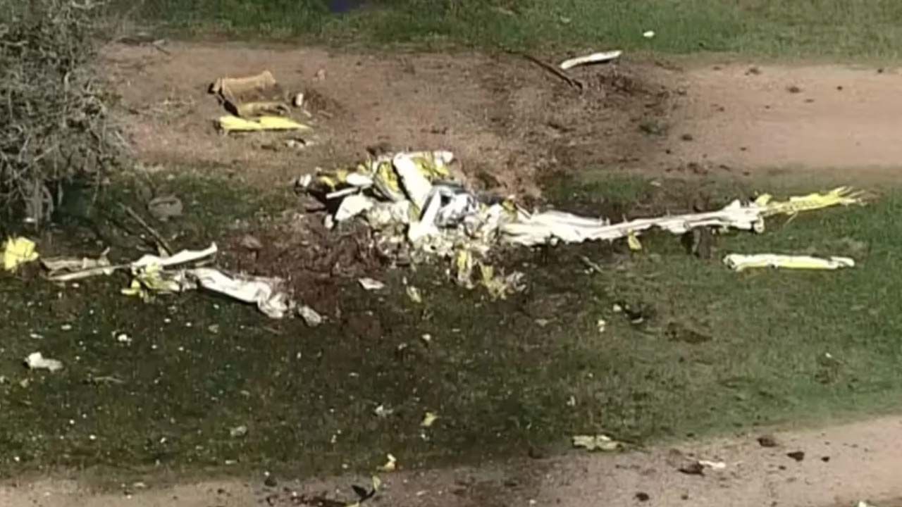 Plane Crash: పారా గ్లైడర్‌ను ఢీకొని కుప్పకూలిన విమానం.. ఇద్దరు మృతి..