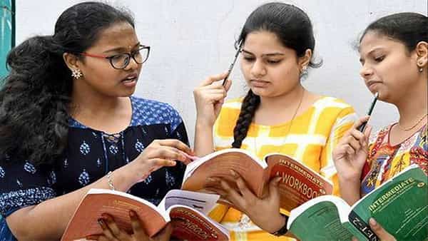 Education: ఆ కళాశాలలపై కఠిన చర్యలు.. అదనపు ఫీజుల దోపిడీపై ఇంటర్ బోర్డు ఆగ్రహం..