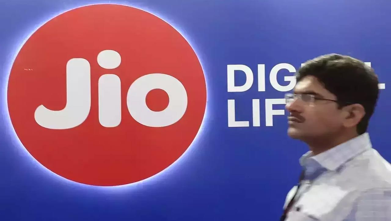 టెలికాం రంగంలో పెను సంచలనంగా దూసుకొచ్చింది రిలయన్స్ జియో. అత్యంత తక్కువ సమయంలో 40 కోట్లకుపైగా కస్టమర్లను సంపాదించుకొని దూసుకుపోతోంది. ఇదిలా ఉంటే జియో తాజాగా తమ కస్టమర్లకు సైబర్ మోసాల బారిన పడకుండా పలు కీలక సూచనలు చేసింది. అవేంటంటే..