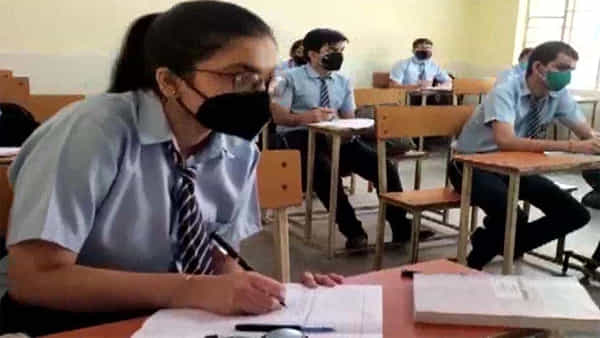 Coronavirus: నార్సింగి జూనియర్ కళాశాలలో కరోనా కలకలం.. ఒకేసారి 14 మంది విద్యార్థులకు కొవిడ్ పాజిటివ్..